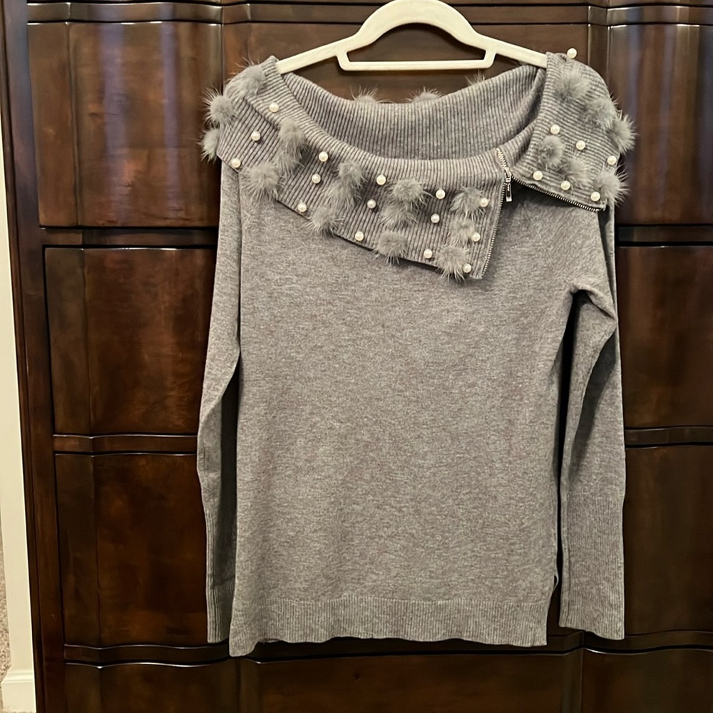 Passions, new,top with zipper on neck and pearls decoration, size S. Stretchable